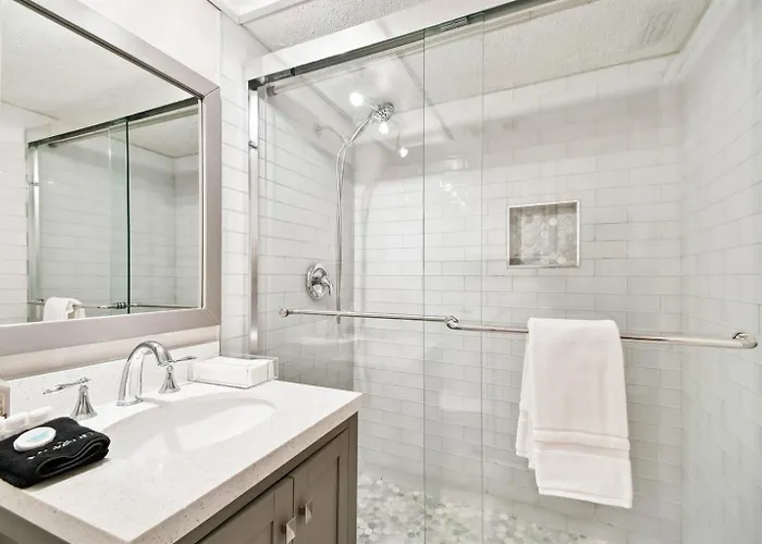 Penthouse Panoramic Waterview Resort-style Condo!