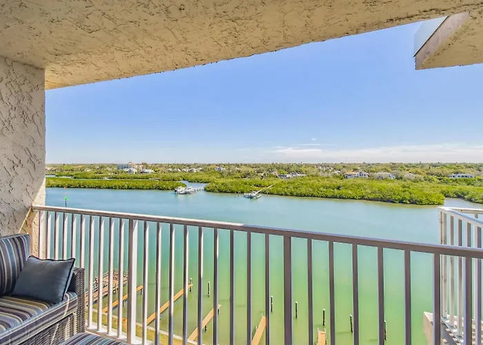 Penthouse Panoramic Waterview Resort-style Condo!